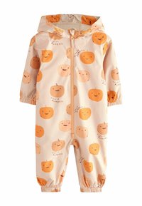 Traje de lluvia impermeable color durazno con estampado de calabazas, puños elásticos y cremallera en la parte frontal. Cuenta con una capucha y detalles con cordón.