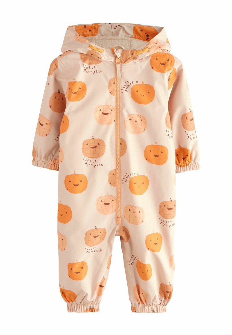 Traje de lluvia impermeable color durazno con estampado de calabazas, puños elásticos y cremallera en la parte frontal. Cuenta con una capucha y detalles con cordón.
