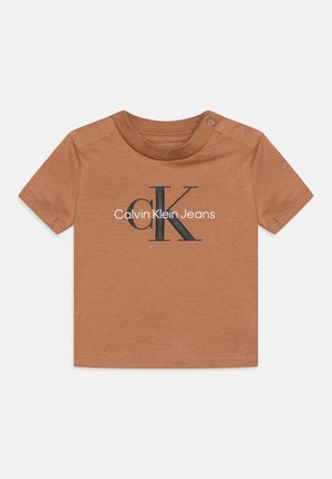 Brun kortærmet toddler-skjorte med rund hals, knap på skulderen og "cK Calvin Klein Jeans" logo foran i midten.