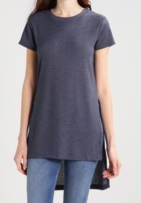 Mörk marinblå randig t-shirt tunika med rund halsringning, sidokilar och längre bakstycke, tillverkad av mjukt stretchigt material.