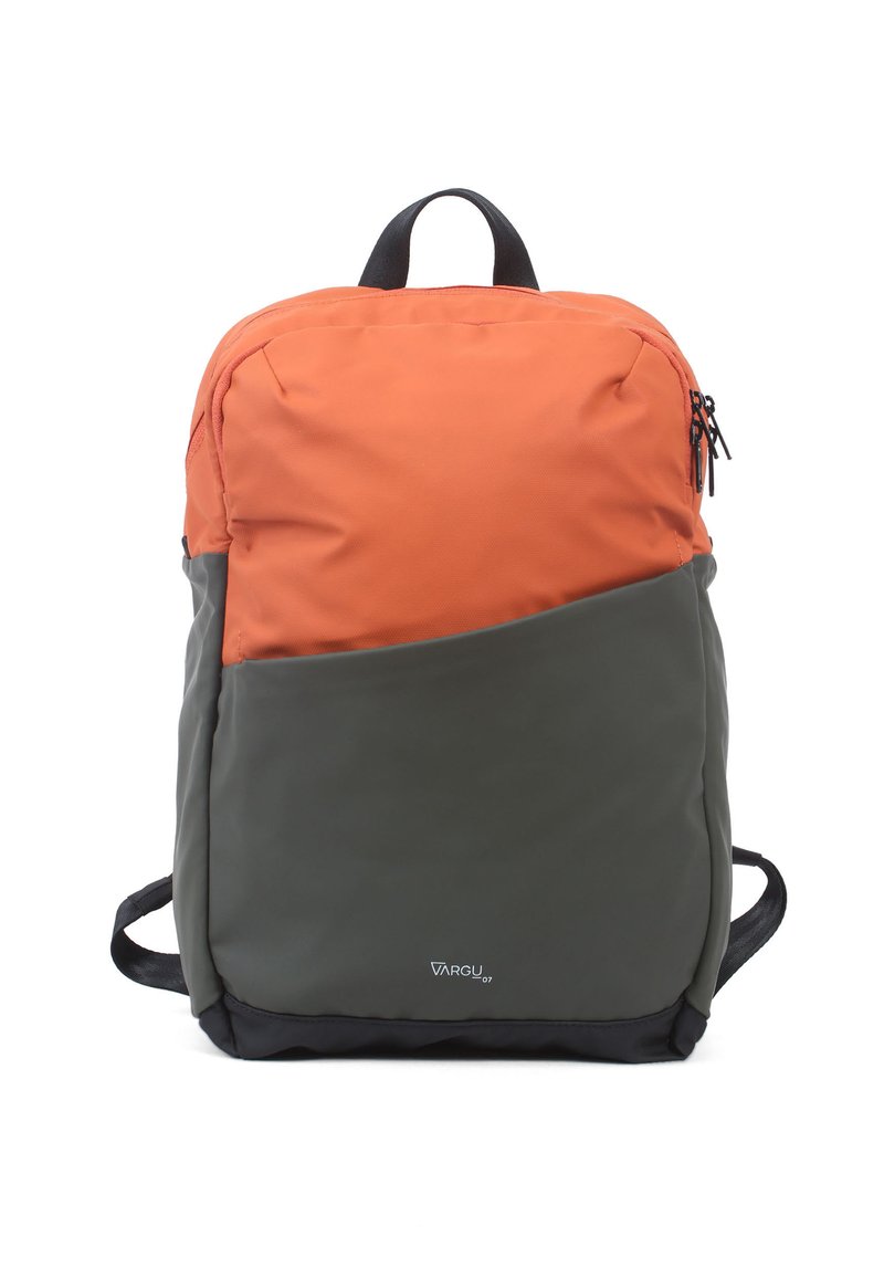 Rugzak met een oranje bovenkant en een donkergrijze onderkant. Gemaakt van duurzaam stof, heeft een bovenhandvat, verstelbare banden en ritsvakken.