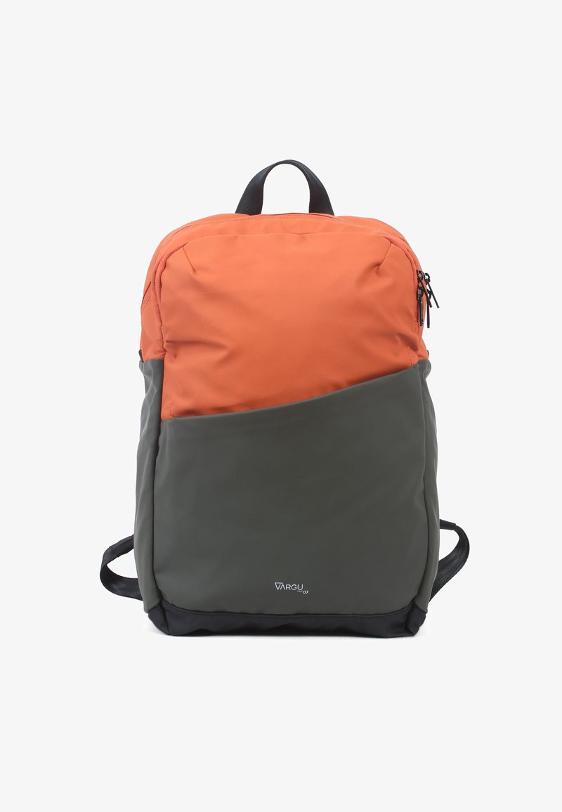 Rugzak met een oranje bovenkant en een donkergrijze onderkant. Gemaakt van duurzaam stof, heeft een bovenhandvat, verstelbare banden en ritsvakken.