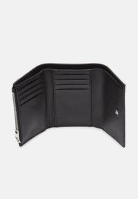 Portafoglio in pelle nera con più scomparti per carte e una tasca con zip. Presenta una superficie liscia e un accento con logo argento.