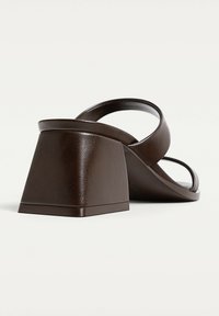 Stradivarius WITH DETAIL - Pool slides - brown