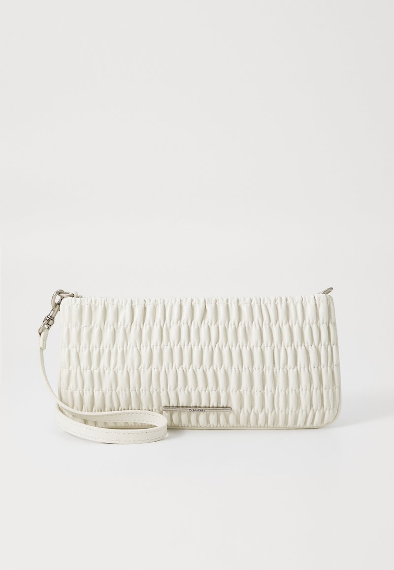 Biela kabelka clutch s textúrovaným, prešívaným dizajnom. Obsahuje tenký, odnímateľný popruh a strieborné kovanie na prednej strane.