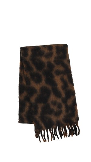Bufanda plegada con estampado de leopardo marrón y negro con extremos con flecos sobre fondo blanco.