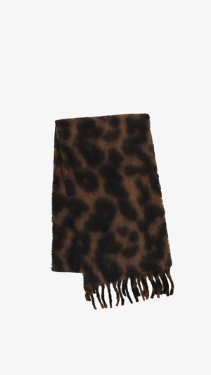 Bufanda plegada con estampado de leopardo marrón y negro con extremos con flecos sobre fondo blanco.