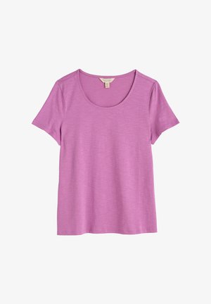 Triko s krátkým rukávem v světle fialové barvě, s kulatým výstřihem, hladkou bavlněnou texturou a uvolněným střihem. Bez vzorů a detailů z kovu.