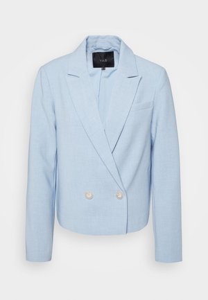 Lyseblå dobbeltradet blazer med slag, to knapper, lange ærmer og en lille brystlomme, fra mærket Y.A.S.