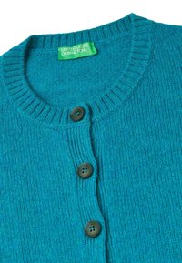 Teal stickad cardigan i ullblandning, med rund halsringning, ribbade kanter och tre mörkbruna knappar framtill.