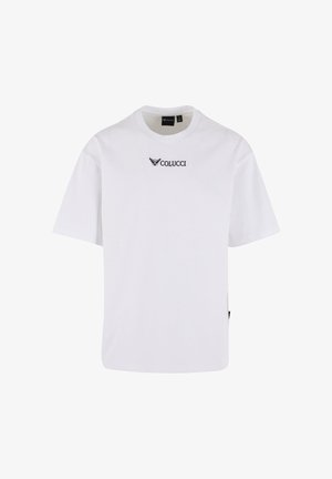 Bílá tričko s krátkým rukávem a černým logem Colucci a malou grafikou orla umístěnou na hrudi.