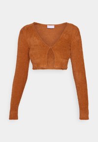 Karmelowy brązowy, puszysty, krótki kardigan z długimi rękawami, głębokim dekoltem w kształcie litery V oraz pojedynczym guzikiem z przodu na środku.