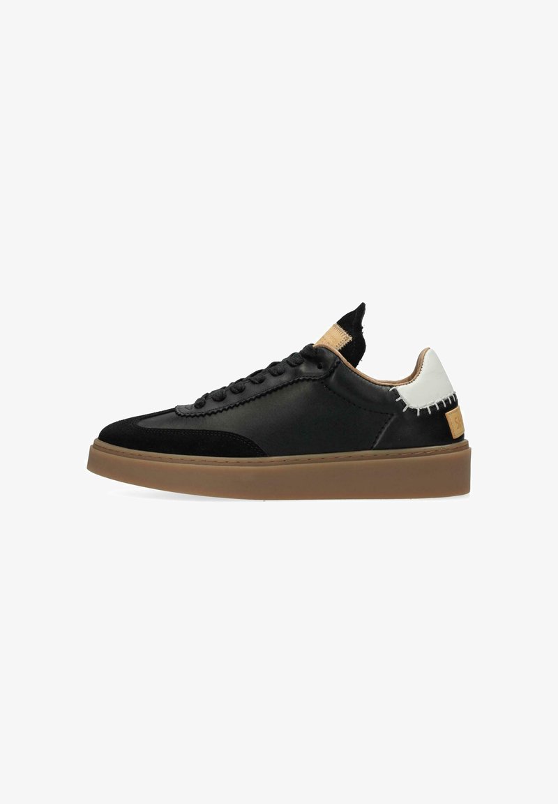 Czarne niskie trampki z brązową podeszwą, białym akcentem na pięcie, detalami w stichu oraz czarnymi sznurówkami, wyeksponowane na białym tle.