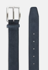 Tume sinine nahast vöö hõbedase metalli kinnitusega, sile tekstuur ja viis aukku pikkuses reguleeritava sobivuse jaoks.