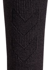 Schwarze gerippte Socke mit strukturiertem Chevron-Muster. Das Material wirkt weich mit glatter Oberfläche und dezentem Glanz.