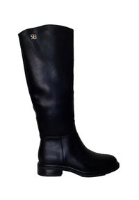 Stivale nero in pelle alto con tacco basso e logo dorato "RB" vicino alla parte superiore dello stivale, profilo laterale su sfondo bianco.