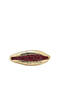 Anello in tonalità d'oro con una forma curva e allungata che presenta una banda centrale di pietre rosse scure. La superficie testurizzata aggiunge interesse visivo.