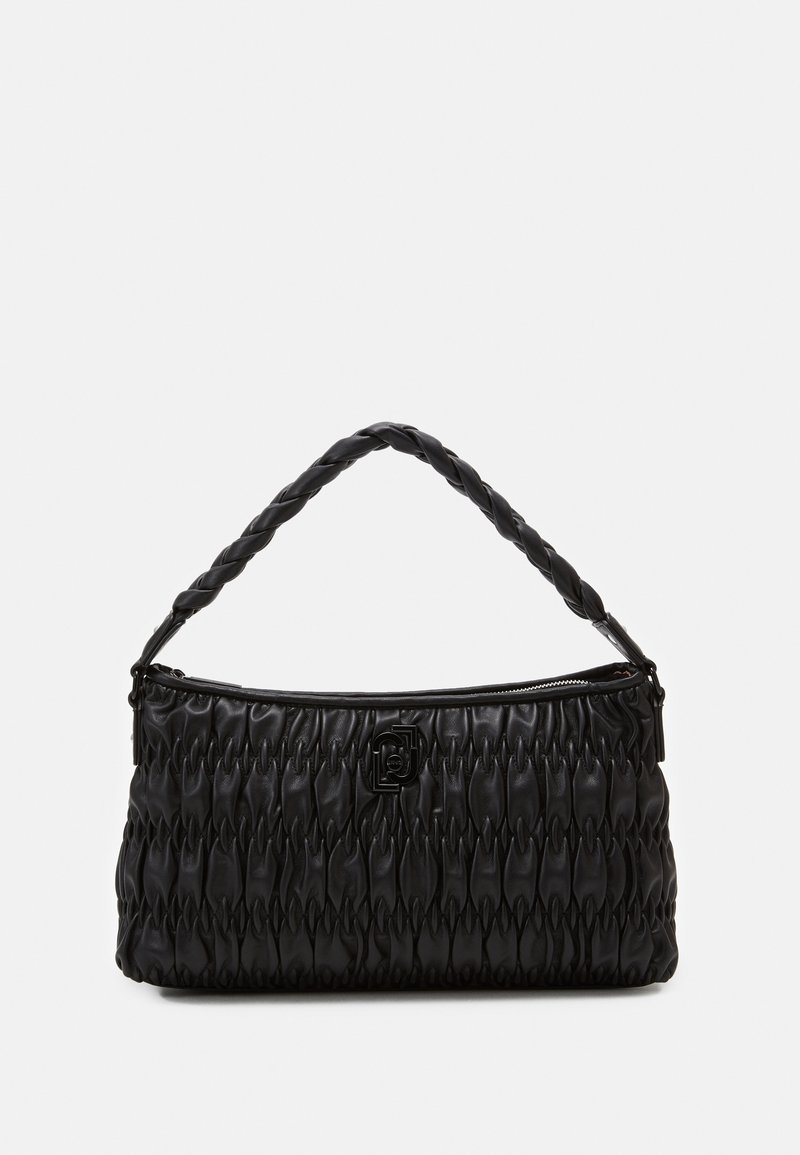 Sac à bandoulière en cuir noir froncé avec poignée tressée et petit logo central sur le devant, fermeture éclair en haut.