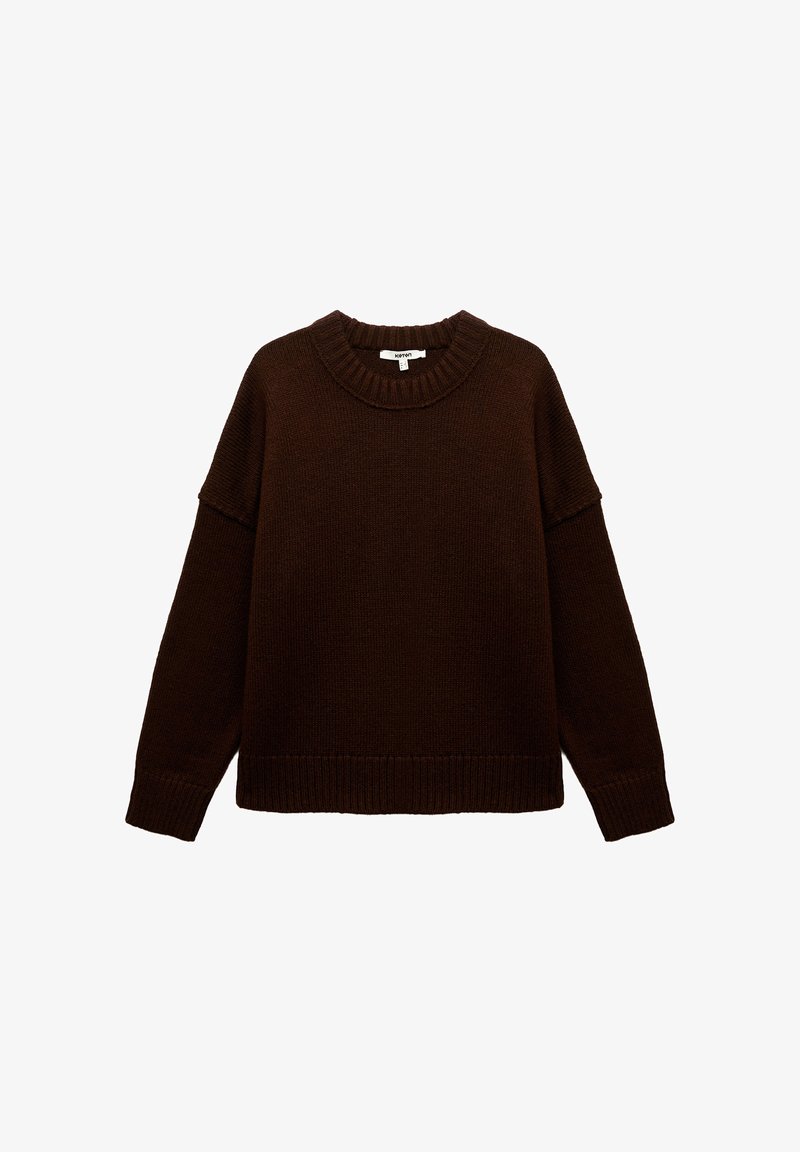 Brun strikket sweater med rund halsudskæring, sænkede skuldre og ribkant ved ærmer og bund. Blød tekstur, klassisk design, afslappet pasform.