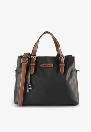 Schwarze Handtasche mit braunen Ledergriffen und Riemen, silbernen Schnallen und einem "P"-Anhänger, der am vorderen Riemen hängt.