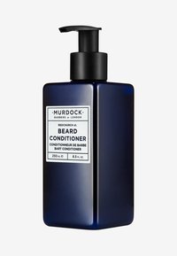 Blaue rechteckige Flasche mit Bartspülung und schwarzem Pumpenkopf. Das Etikett weist schwarz-weißen Text auf, der Marken- und Produktinformationen enthält.