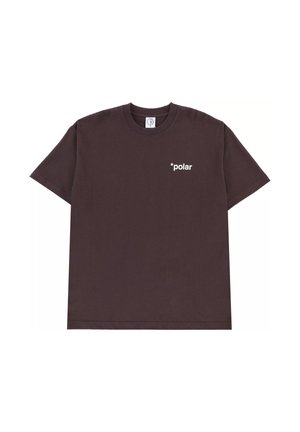 Camiseta de manga corta y cuello redondo de color marrón oscuro con el texto pequeño "*polar" en blanco impreso en el lado izquierdo del pecho.