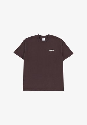 Camiseta de manga corta y cuello redondo de color marrón oscuro con el texto pequeño "*polar" en blanco impreso en el lado izquierdo del pecho.