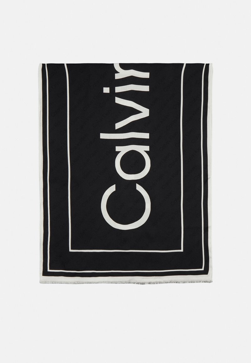 Écharpe rectangulaire noire avec bordures blanches et texte blanc partiel en grandes lettres lisant "Calvin" verticalement.