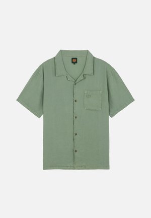 Camisa de manga corta en color verde salvia con cuello y bolsillo en el pecho con logo bordado sutil.