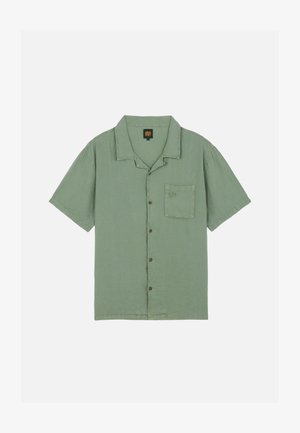 Camisa de manga corta en color verde salvia con cuello y bolsillo en el pecho con logo bordado sutil.