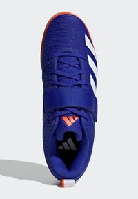 Niebieski but sportowy z teksturowaną siateczką na górze, białymi paskami, regulowanym paskiem oraz pomarańczowymi akcentami na podeszwie i pięcie.