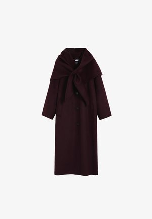 Abrigo de lana burdeos con cuello chal drapeado, mangas largas y cierre de botones. Cuenta con bolsillos laterales y un diseño hasta el suelo.