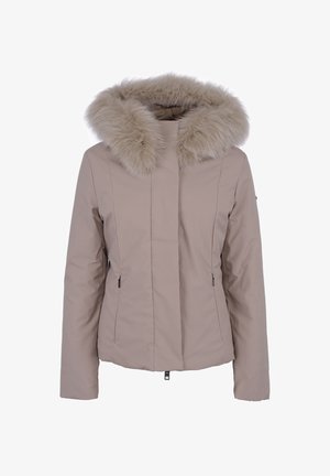 Giacca invernale beige con cappuccio foderato in pelliccia, chiusura frontale con cerniera, due tasche laterali e una texture liscia e imbottita. Presenta dettagli di cuciture sottili.