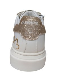 Sneaker bianco con un'accenno di glitter oro texturizzato sul tallone, caratterizzata da una punta liscia e cuciture laterali, e una suola bianca spessa.