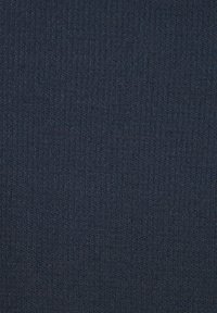 Dunkelblauer Strickstoff mit einem strukturierten, gerippten Muster. Die Fasern erscheinen fest gewebt und verleihen eine glatte und gleichmäßige Oberfläche.
