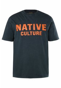 Tmavě modré bavlněné tričko s krátkým rukávem a kulatým výstřihem, na přední straně s výrazným, opotřebovaným oranžovým nápisem "NATIVE CULTURE".