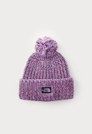 Kootud müts lilla ja roosa värviga, millel on suur pom-pom peal ja volditud äär, millel on must logo silt. Tekstuurne materjal mitme tooniga disainiga.