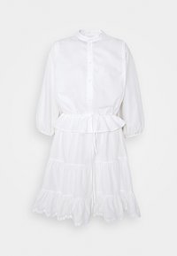 Abito bianco di cotone con colletto alto, chiusura a bottoni frontale, vita arricciata con nastro e gonna a strati, caratterizzato da un bordo in pizzo lungo l'orlo.