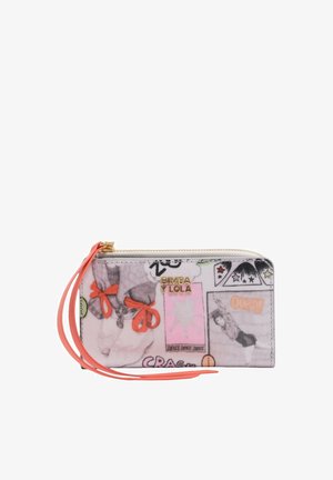 Portfel z kolorowymi nadrukami w stylu komiksowym, w tym baletkami z czerwonymi wstążkami, tancerką oraz nazwą marki BIMBA Y LOLA złotymi literami.