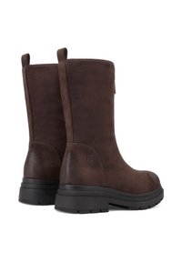 Stivaletti alla caviglia in suede marrone con superficie testurizzata, punta arrotondata e suola in gomma nera spessa. Presentano delle linguette sul retro.