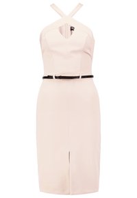 Robe rose clair sans manches avec bretelles croisées, ceinture noire à la taille, encolure en V et fente à l'avant de la jupe.