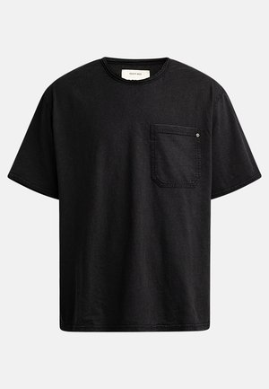 Sort T-shirt med korte ærmer lavet af tekstureret bomuld, med en venstre brystlomme med en lille metalaccent, rund halsudskæring, afslappet pasform.