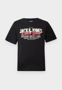 Svarte T-skjorter med teksten "JACK & JONES Denim Goods" i hvitt og rødt, som vektlegger komfort og holdbarhet. Korte ermer, klassisk passform.