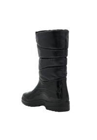 Botas impermeables negras con un acabado brillante, con un empeine acolchado y suela de goma texturizada. Altura hasta la pantorrilla con punta redondeada.