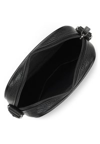 Borsa in pelle nera con superficie testurizzata, chiusura superiore con zip e interno foderato in tessuto scuro. Presenta un robusto dettaglio in metallo sul lato.