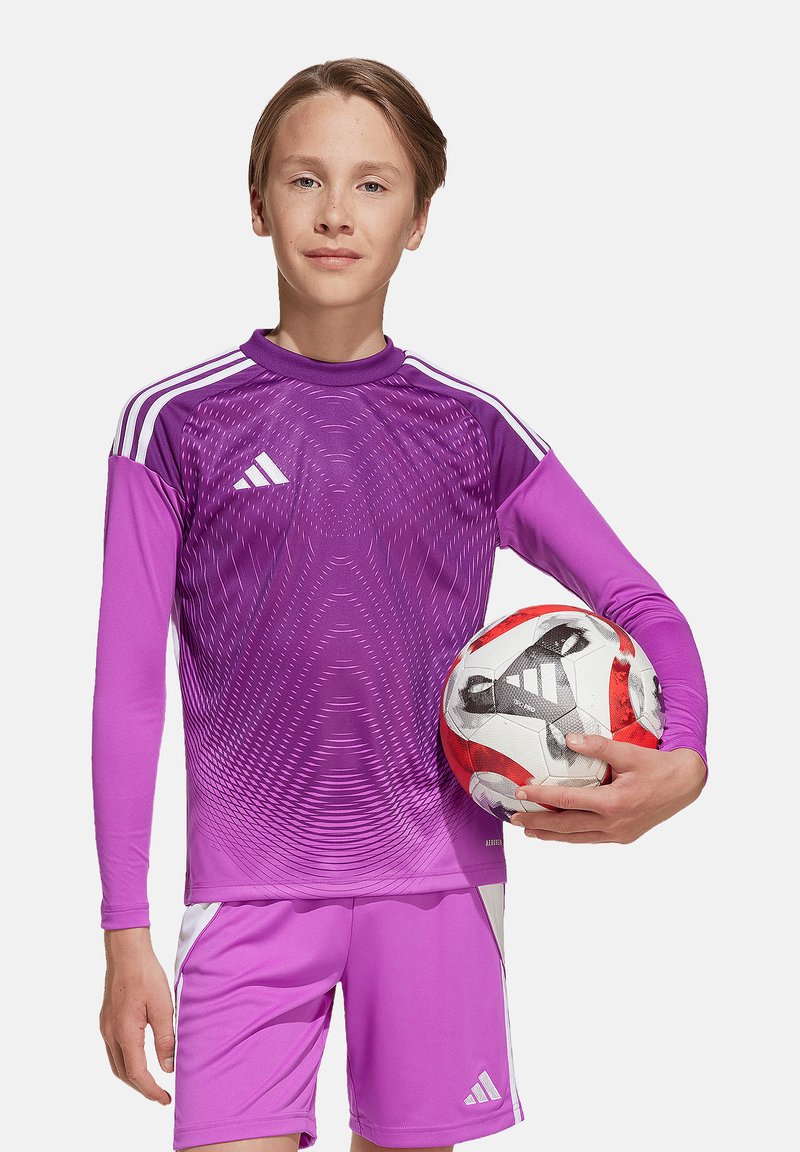 Maillot à manches longues violet avec un motif dégradé et des accents blancs, associé à un short assorti et un ballon de soccer présentant des détails noirs et rouges.