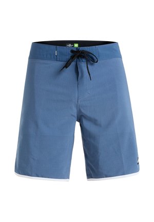 Pantaloni scurți de înot albaștri, cu o suprafață texturată, având un model în plasă, cu șnur negru și margine albă la tiv.