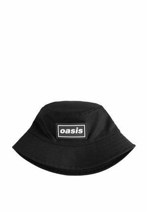 Schwarzer Hut aus Stoff mit breiter Krempe. Verfügt über ein rechteckiges Badge mit dem Wort "oasis" in fetter weißer Schrift. Einfaches Design.