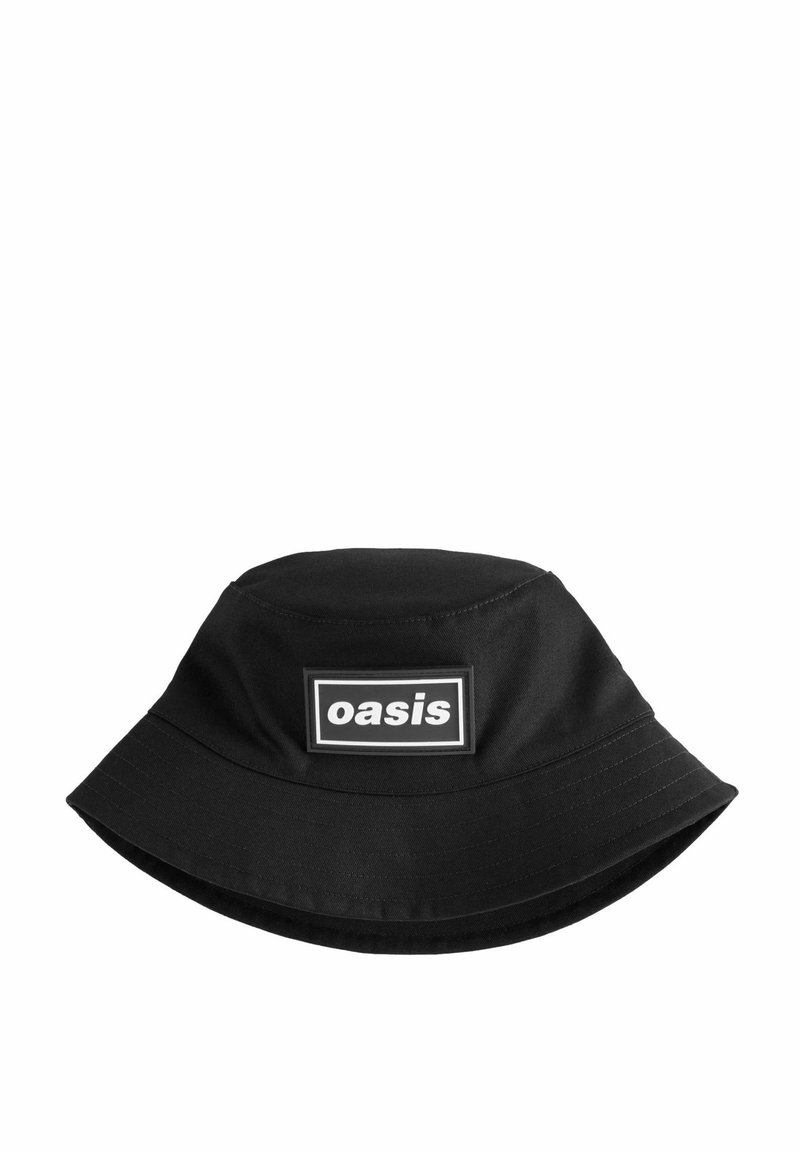 Musta kangaskypärä, jossa on leveä reunus. Siinä on suorakaiteen muotoinen merkki, jossa lukee "oasis" paksuilla valkoisilla kirjaimilla. Yksinkertainen muotoilu.