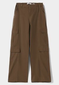 Bruine cargobroek met een losse pasvorm, voorzien van twee grote zijzakken, een elastische tailleband en een soepele katoenmix textuur.